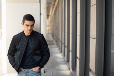 Modern adam açık havada beyaz arka plan ile ayakta