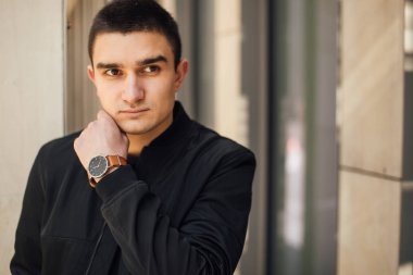 Modern adam açık havada beyaz arka plan ile ayakta