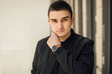 Modern adam açık havada beyaz arka plan ile ayakta