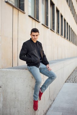 Modern adam açık havada beyaz arka plan ile ayakta