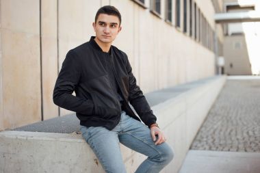 Modern adam açık havada beyaz arka plan ile ayakta