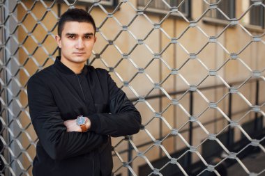 Modern adam açık havada beyaz arka plan ile ayakta