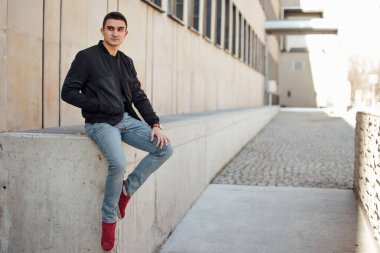 Modern adam açık havada beyaz arka plan ile ayakta