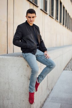 Modern adam açık havada beyaz arka plan ile ayakta