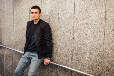 Modern adam açık havada beyaz arka plan ile ayakta