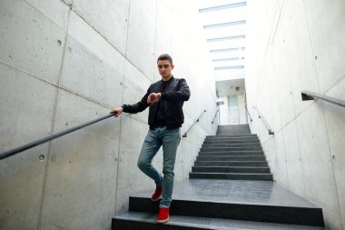 Modern adam açık havada beyaz arka plan ile ayakta