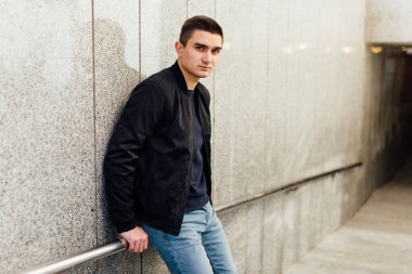 Modern adam açık havada beyaz arka plan ile ayakta