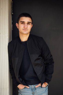 Modern adam açık havada beyaz arka plan ile ayakta