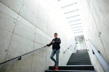 Modern adam açık havada beyaz arka plan ile ayakta