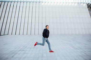 Komik adam gün batımı ile sokakta atlama