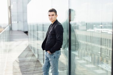 Modern adam açık havada beyaz arka plan ile ayakta