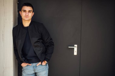 Modern adam açık havada beyaz arka plan ile ayakta