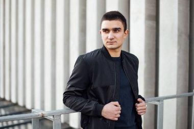 Modern adam açık havada beyaz arka plan ile ayakta