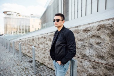 Modern adam açık havada beyaz arka plan ile ayakta