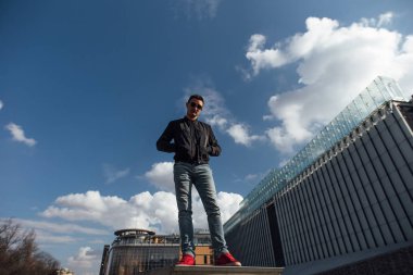 Komik adam gün batımı ile sokakta atlama