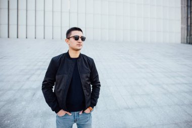 Modern adam açık havada beyaz arka plan ile ayakta