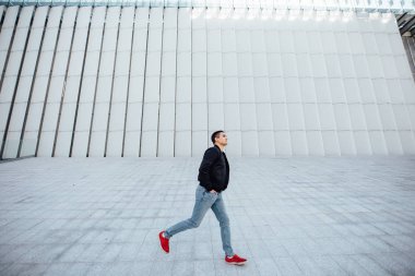 Komik adam gün batımı ile sokakta atlama