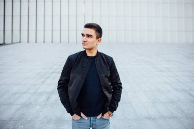 Modern adam açık havada beyaz arka plan ile ayakta