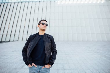 Modern adam açık havada beyaz arka plan ile ayakta