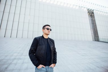 Modern adam açık havada beyaz arka plan ile ayakta