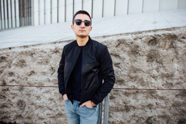 Modern adam açık havada beyaz arka plan ile ayakta