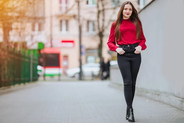 Ung kvinna gick på gatan bakgrunden och leende — Stockfoto