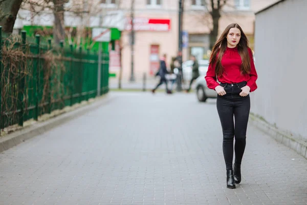 Jonge vrouw lopen op de straat achtergrond en glimlach — Stockfoto