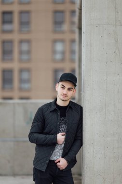 Duvar ile yakın ayakta şık adam arka plan bulanıklık