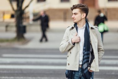 Modern adam açık havada beyaz arka plan ile ayakta