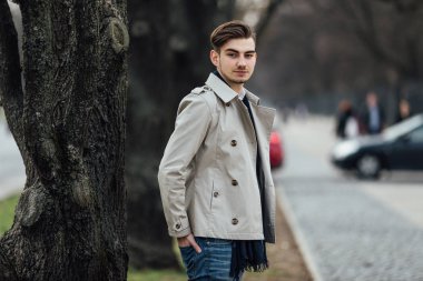 Modern adam açık havada beyaz arka plan ile ayakta