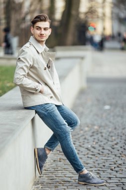 Modern adam açık havada beyaz arka plan ile ayakta