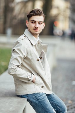 Modern adam açık havada beyaz arka plan ile ayakta