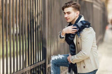 Modern adam açık havada beyaz arka plan ile ayakta