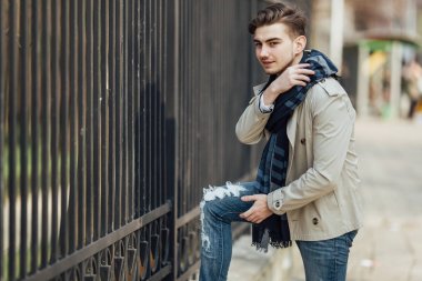 Modern adam açık havada beyaz arka plan ile ayakta