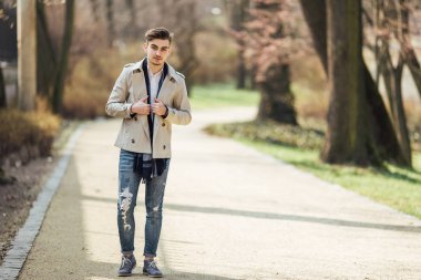 Moda ile park üzerinde yürüyen adam arka plan bulanıklık