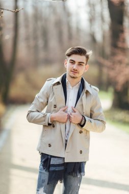 Moda ile park üzerinde yürüyen adam arka plan bulanıklık