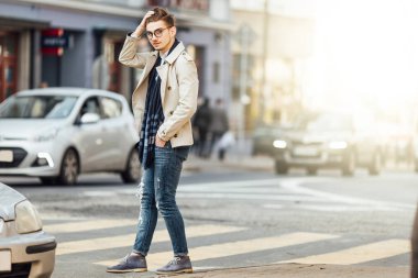 Sokakta yürüyen şık adam arka plan bulanıklık