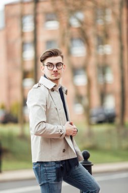 Sokakta yürüyen şık adam arka plan bulanıklık