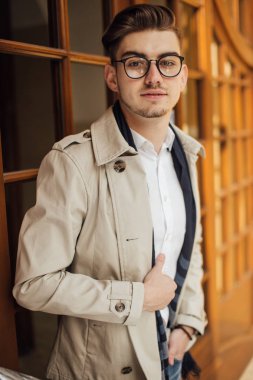 Şık adam çalışma yer, bırakarak kapılarını açıyor