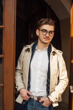 Şık adam çalışma yer, bırakarak kapılarını açıyor