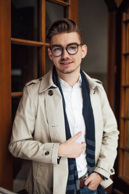 Şık adam çalışma yer, bırakarak kapılarını açıyor