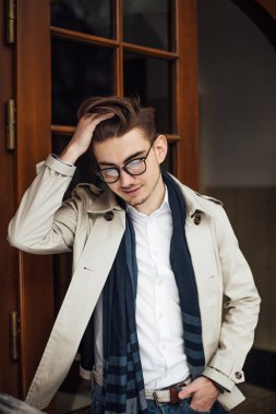 Şık adam çalışma yer, bırakarak kapılarını açıyor