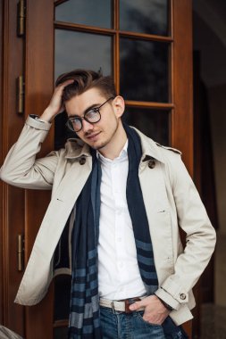 Şık adam çalışma yer, bırakarak kapılarını açıyor