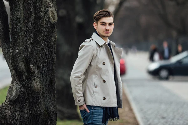 Hombre de moda de pie al aire libre con fondo blanco —  Fotos de Stock