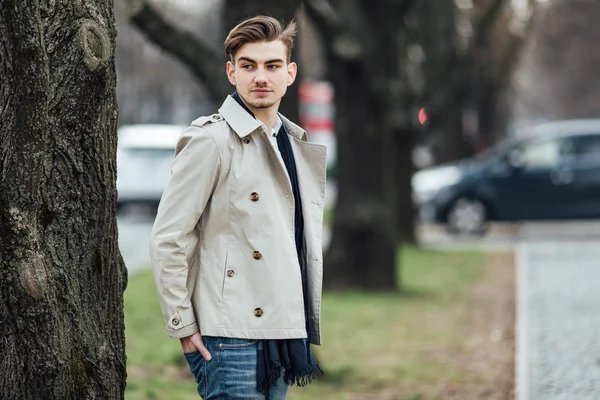 Hombre de moda de pie al aire libre con fondo blanco —  Fotos de Stock