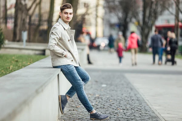 Homme à la mode debout à l'extérieur avec fond blanc — Photo