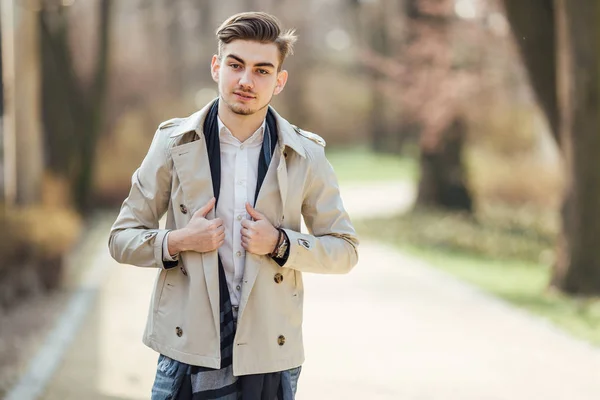 Homem elegante andando no parque com fundo desfocado — Fotografia de Stock