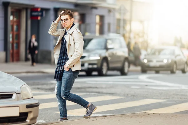 Homme à la mode marchant dans la rue avec un fond flou — Photo