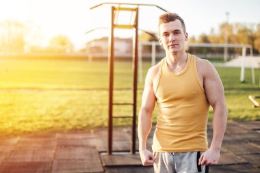 Adam standında Stadyumu arka plan ve gülümseme