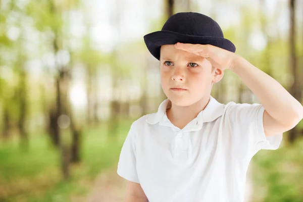 Malý chlapec Ukázat emoce v pozadí park se světlem — Stock fotografie
